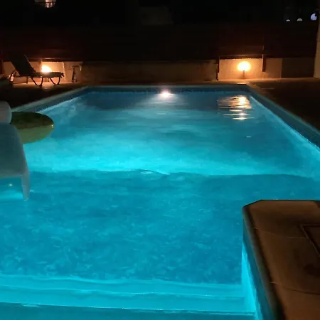 Quality With Pool In Superb Location In Paphos *