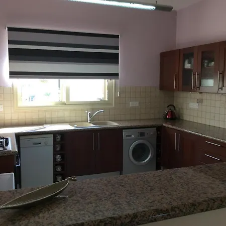 Quality With Pool In Superb Location In Paphos Мадрия