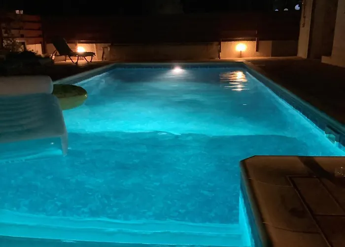Quality With Pool In Superb Location In Paphos *
